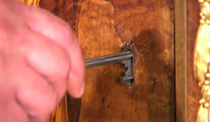 He put the key in a 200-year-old cabinet… I'VE NEVER SEEN ANYTHING LIKE IT!(VIDEO)